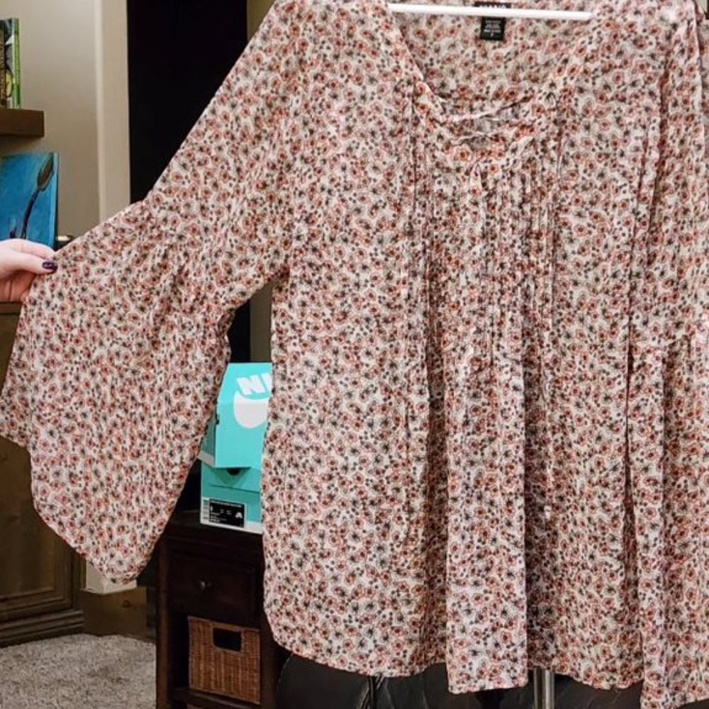 Torrid Floral flowy bell sleeve size 2 top